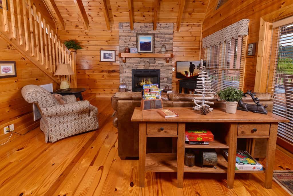 Scenic Log, Sleeps 6, Hot Tub, Balcony, Pool Table