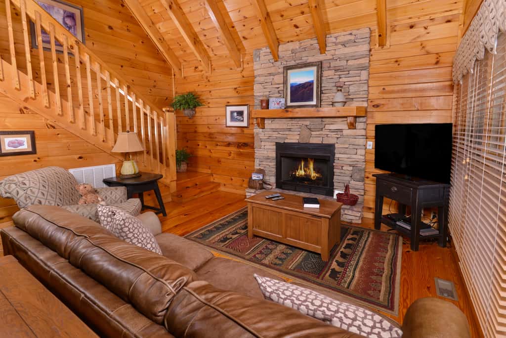 Scenic Log, Sleeps 6, Hot Tub, Balcony, Pool Table