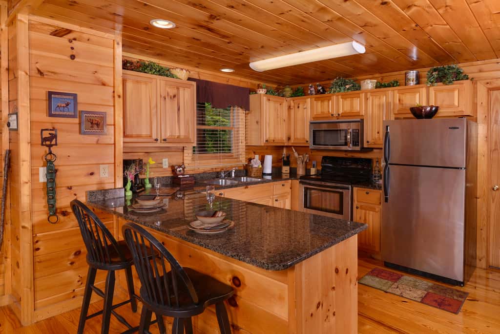 Scenic Log, Sleeps 6, Hot Tub, Balcony, Pool Table