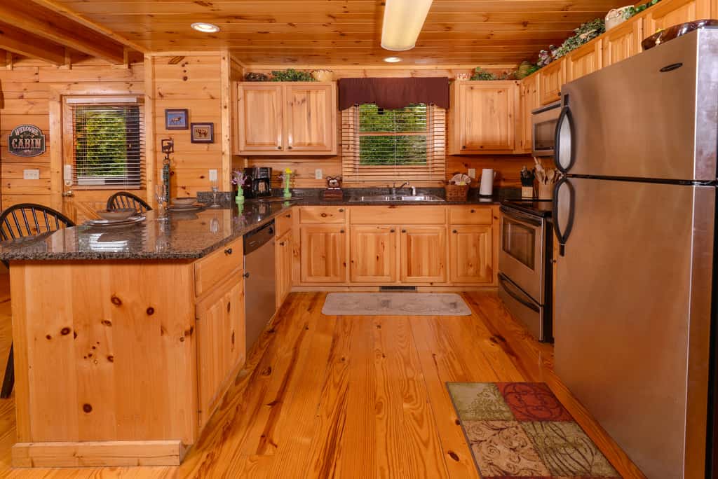 Scenic Log, Sleeps 6, Hot Tub, Balcony, Pool Table