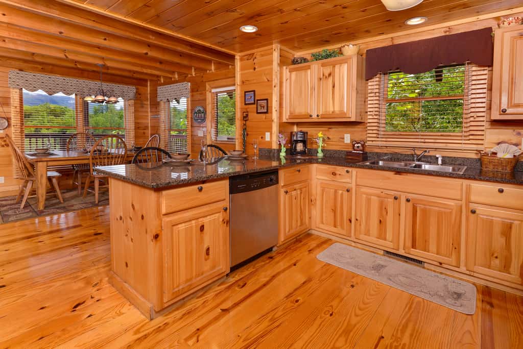 Scenic Log, Sleeps 6, Hot Tub, Balcony, Pool Table