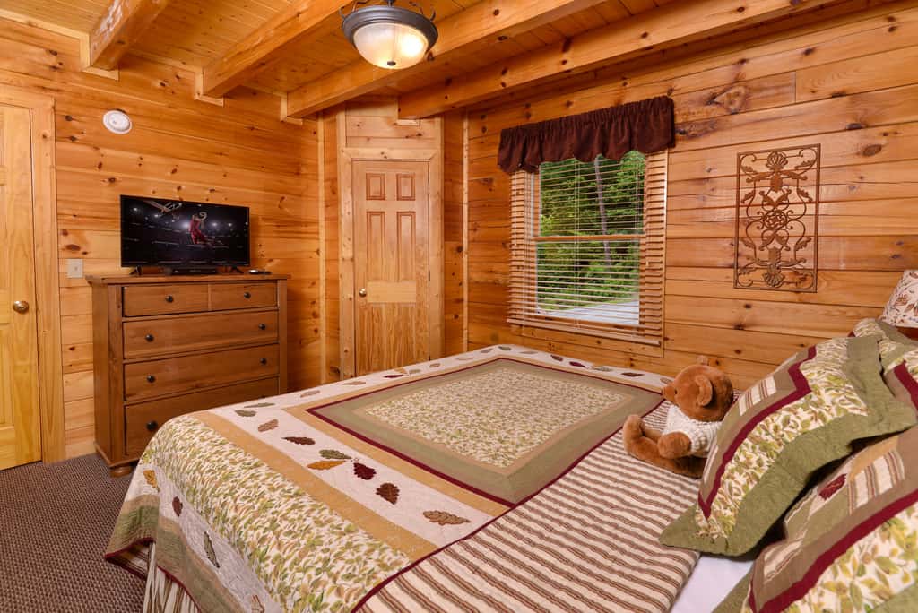 Scenic Log, Sleeps 6, Hot Tub, Balcony, Pool Table