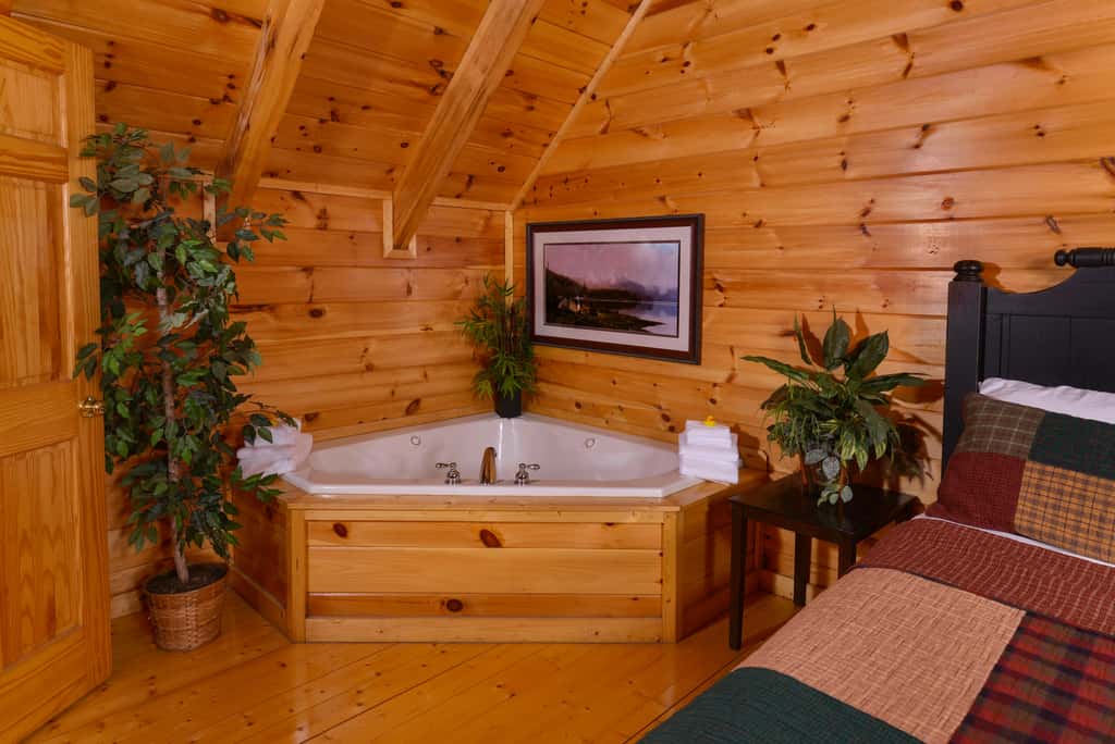 Scenic Log, Sleeps 6, Hot Tub, Balcony, Pool Table
