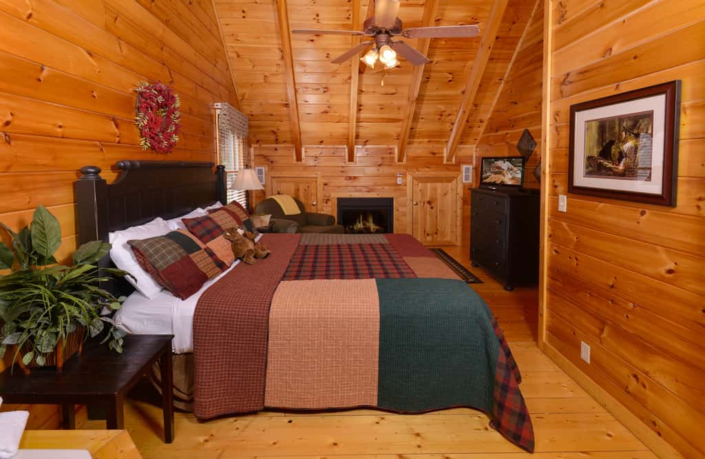 Scenic Log, Sleeps 6, Hot Tub, Balcony, Pool Table
