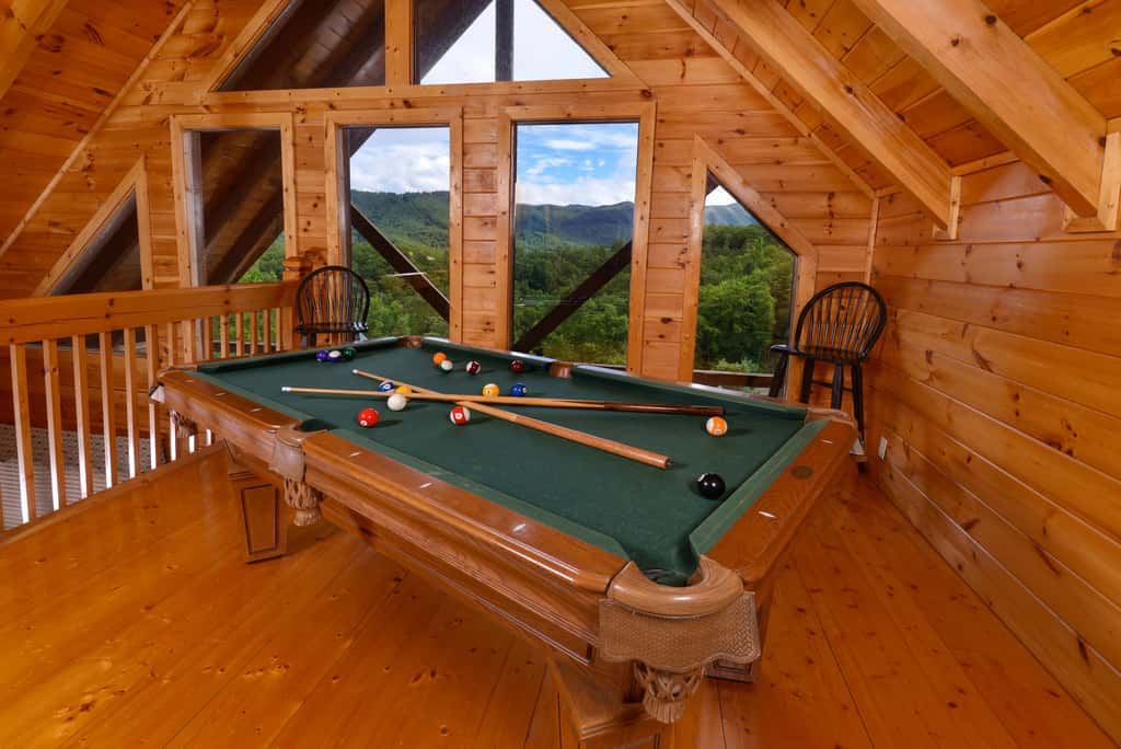 Scenic Log, Sleeps 6, Hot Tub, Balcony, Pool Table