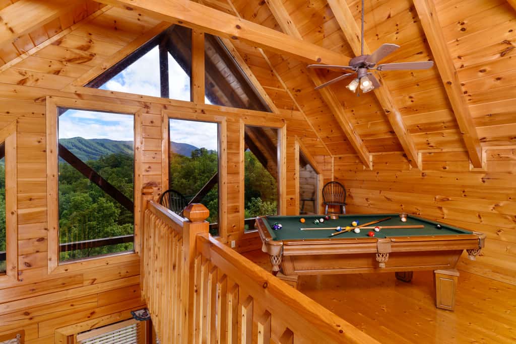 Scenic Log, Sleeps 6, Hot Tub, Balcony, Pool Table