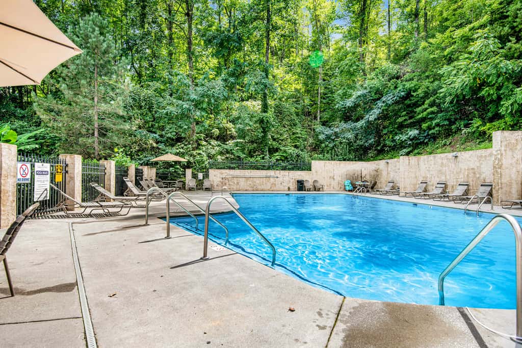 Scenic Log, Sleeps 6, Hot Tub, Balcony, Pool Table