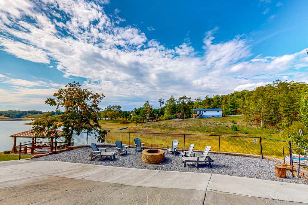Lakefront Cabin Getaway・Boat Ramp・Hot Tub Escape