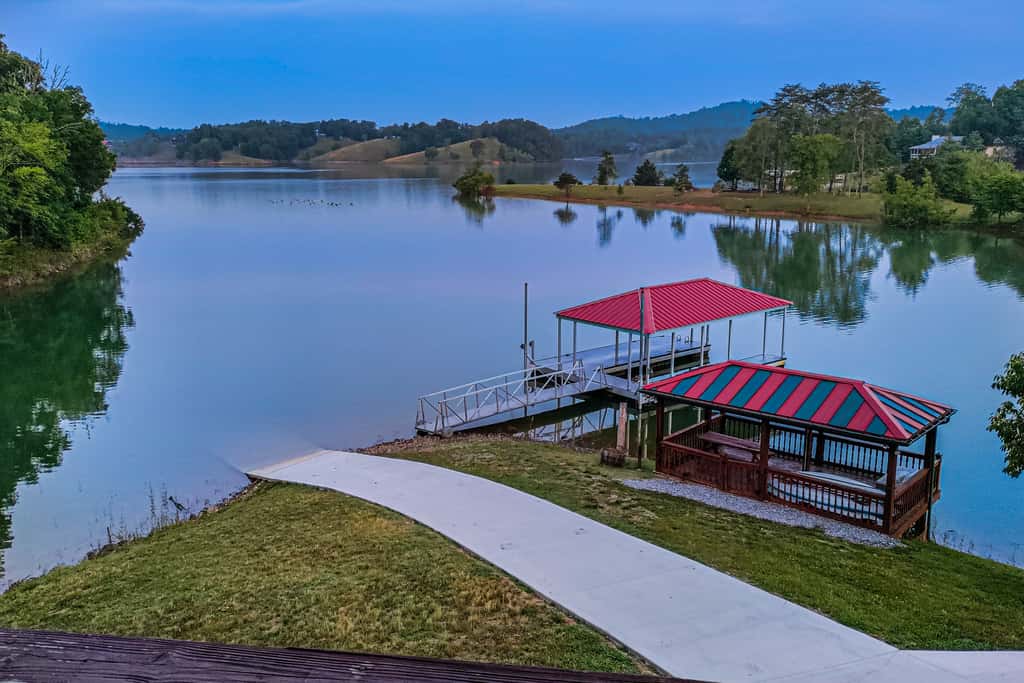 Lakefront Cabin Getaway・Boat Ramp・Hot Tub Escape