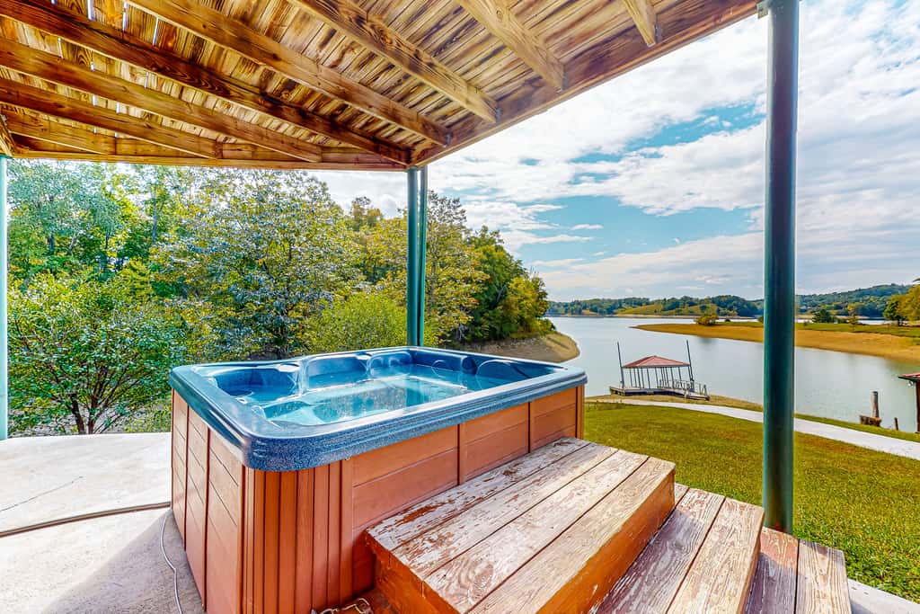 Lakefront Cabin Getaway・Boat Ramp・Hot Tub Escape