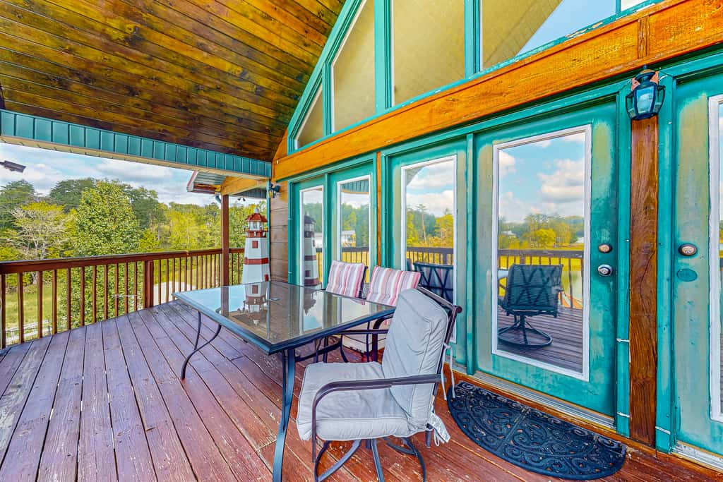 Lakefront Cabin Getaway・Boat Ramp・Hot Tub Escape