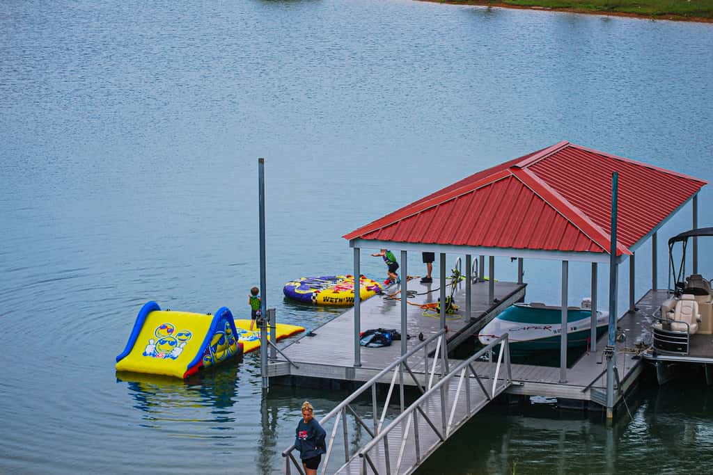 Lakefront Cabin Getaway・Boat Ramp・Hot Tub Escape