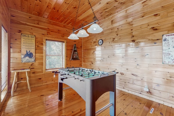 🏞️ 𝗦𝗺𝗼𝗸𝘆 𝗠𝗼𝘂𝗻𝘁𝗮𝗶𝗻 𝗠𝗲𝗺𝗼𝗿𝗶𝗲𝘀
Escape to this spacious Smoky Mountain cabin in Sevierville, TN. Perfect for groups up to 14. Enjoy breathtaking mountain views, a private hot tub, home theater, game room, and cozy fireplaces. Open-concept living, full kitchen, and large decks for outdoor dining. Minutes to Dollywood, Gatlinburg, and golf. Ideal for family getaways, retreats, and unforgettable mountain stays.