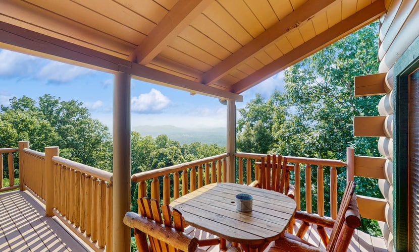 🏞️ 𝗦𝗺𝗼𝗸𝘆 𝗠𝗼𝘂𝗻𝘁𝗮𝗶𝗻 𝗠𝗲𝗺𝗼𝗿𝗶𝗲𝘀
Escape to this spacious Smoky Mountain cabin in Sevierville, TN. Perfect for groups up to 14. Enjoy breathtaking mountain views, a private hot tub, home theater, game room, and cozy fireplaces. Open-concept living, full kitchen, and large decks for outdoor dining. Minutes to Dollywood, Gatlinburg, and golf. Ideal for family getaways, retreats, and unforgettable mountain stays.