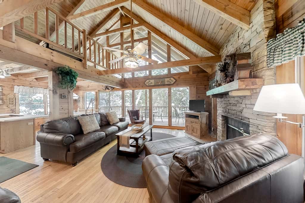 🏞️ 𝗣𝗲𝗮𝗸 𝗔 𝗩𝗶𝗲𝘄
Is a custom-built 3BR Smoky Mountain cabin in Townsend, TN, near Wears Valley, Pigeon Forge & Gatlinburg. Sleeps 9 with 3 levels, hot tub, stone fireplace, foosball, and private catch-and-release pond. Enjoy forest views, large deck with grill & swings, fully equipped kitchen, and easy paved access with parking for 4 vehicles. Peaceful yet close to top attractions, perfect mountain getaway.