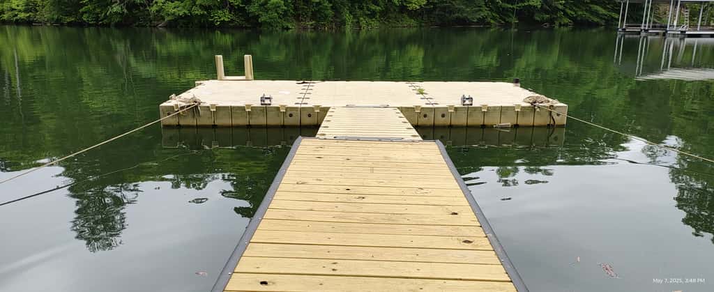 Dog Welcome Lake Home, Sleeps 15, Floating Dock