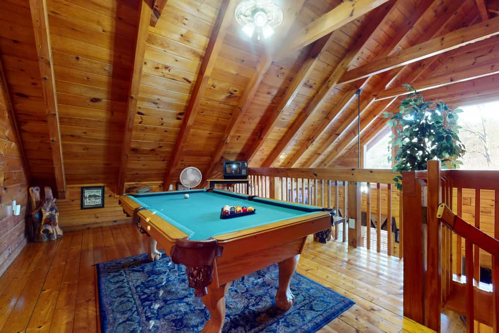 Charming Luxe Cabin, Sleeps 6・Hot Tub・Game Loft