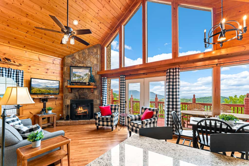🏞️ 𝗕𝗲𝗮𝗿𝗳𝗼𝗼𝘁 𝗜𝗻𝗻
Cozy Smoky Mountain cabin in Sevierville, TN with stunning mountain views, hot tub, game room, and space for up to 6 guests. Minutes from Pigeon Forge, Gatlinburg, Dollywood, and Cades Cove. Features 2 bedrooms + loft, 3 baths, fireplace, full kitchen, Wi-Fi, pool access, and private decks. Perfect for families, groups, and mountain getaways.