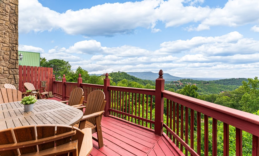 ๐๏ธ ๐๐ฒ๐ฎ๐ฟ๐ณ๐ผ๐ผ๐ ๐๐ป๐ป
Cozy Smoky Mountain cabin in Sevierville, TN with stunning mountain views, hot tub, game room, and space for up to 6 guests. Minutes from Pigeon Forge, Gatlinburg, Dollywood, and Cades Cove. Features 2 bedrooms + loft, 3 baths, fireplace, full kitchen, Wi-Fi, pool access, and private decks. Perfect for families, groups, and mountain getaways.