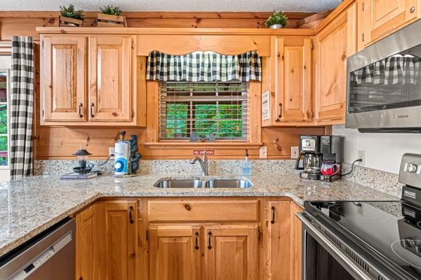 ๐๏ธ ๐๐ฒ๐ฎ๐ฟ๐ณ๐ผ๐ผ๐ ๐๐ป๐ป
Cozy Smoky Mountain cabin in Sevierville, TN with stunning mountain views, hot tub, game room, and space for up to 6 guests. Minutes from Pigeon Forge, Gatlinburg, Dollywood, and Cades Cove. Features 2 bedrooms + loft, 3 baths, fireplace, full kitchen, Wi-Fi, pool access, and private decks. Perfect for families, groups, and mountain getaways.