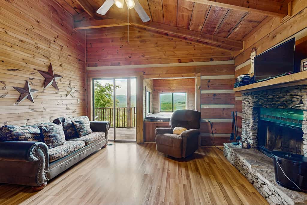 🏞️ 𝗔𝗹𝗺𝗼𝘀𝘁 𝗛𝗲𝗮𝘃𝗲𝗻
Escape to this cozy Townsend cabin on the peaceful side of the Smokies! Enjoy mountain views from the treetop deck, a wood-burning fireplace, and family-friendly comfort for up to 6 guests. Explore nearby Great Smoky Mountains National Park, Tuckaleechee Caverns, and Dollywood. Dog-friendly and perfectly located for hiking, fishing, and charming small-town adventures just minutes from Pigeon Forge and Gatlinburg.