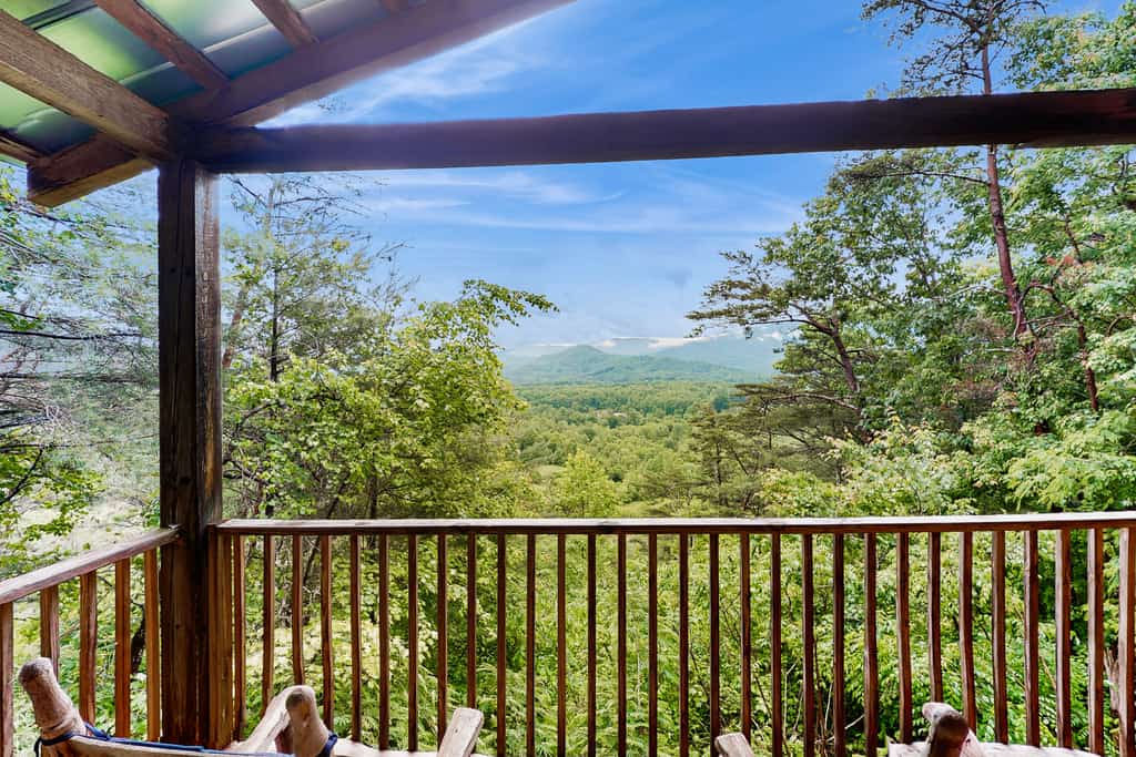 🏞️ 𝗔𝗹𝗺𝗼𝘀𝘁 𝗛𝗲𝗮𝘃𝗲𝗻
Escape to this cozy Townsend cabin on the peaceful side of the Smokies! Enjoy mountain views from the treetop deck, a wood-burning fireplace, and family-friendly comfort for up to 6 guests. Explore nearby Great Smoky Mountains National Park, Tuckaleechee Caverns, and Dollywood. Dog-friendly and perfectly located for hiking, fishing, and charming small-town adventures just minutes from Pigeon Forge and Gatlinburg.