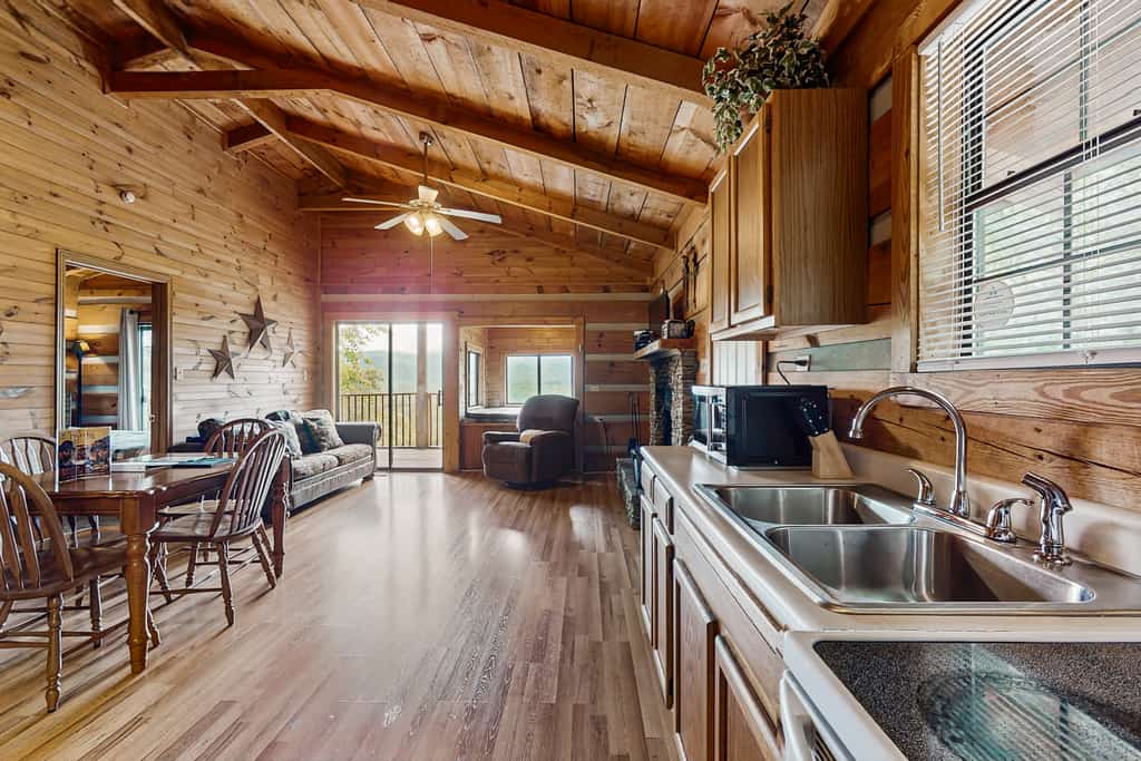 🏞️ 𝗔𝗹𝗺𝗼𝘀𝘁 𝗛𝗲𝗮𝘃𝗲𝗻
Escape to this cozy Townsend cabin on the peaceful side of the Smokies! Enjoy mountain views from the treetop deck, a wood-burning fireplace, and family-friendly comfort for up to 6 guests. Explore nearby Great Smoky Mountains National Park, Tuckaleechee Caverns, and Dollywood. Dog-friendly and perfectly located for hiking, fishing, and charming small-town adventures just minutes from Pigeon Forge and Gatlinburg.