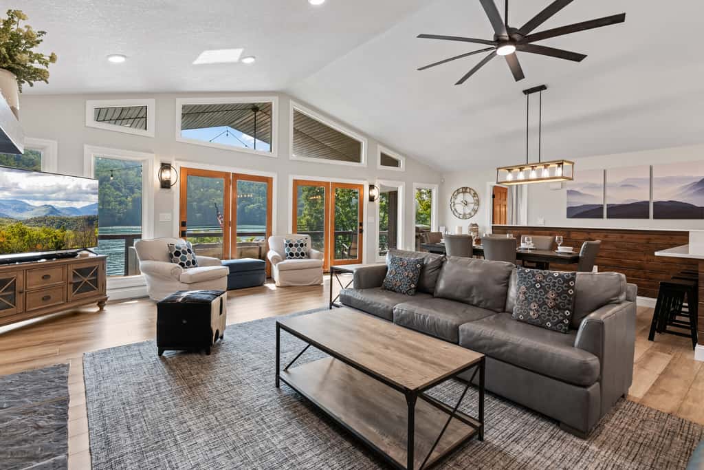 Lakefront Escape, Sleep 12, Dock, Hot Tub, Pool, Grill