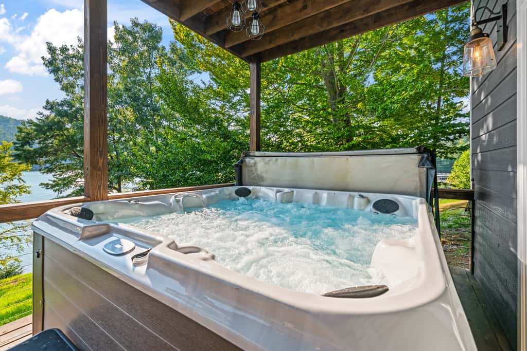 Lakefront Escape, Sleep 12, Dock, Hot Tub, Pool, Grill