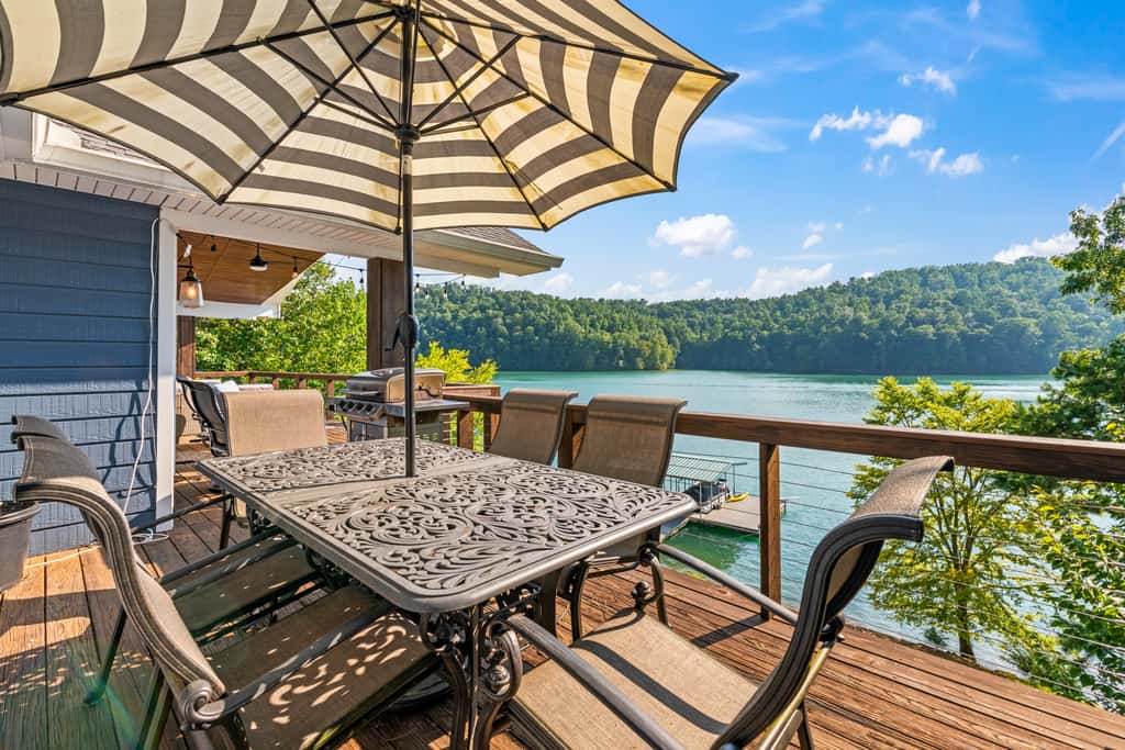 Lakefront Escape, Sleep 12, Dock, Hot Tub, Pool, Grill