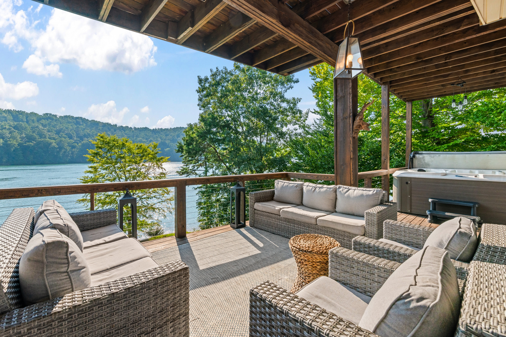 Lakefront Escape, Sleep 12, Dock, Hot Tub, Pool, Grill