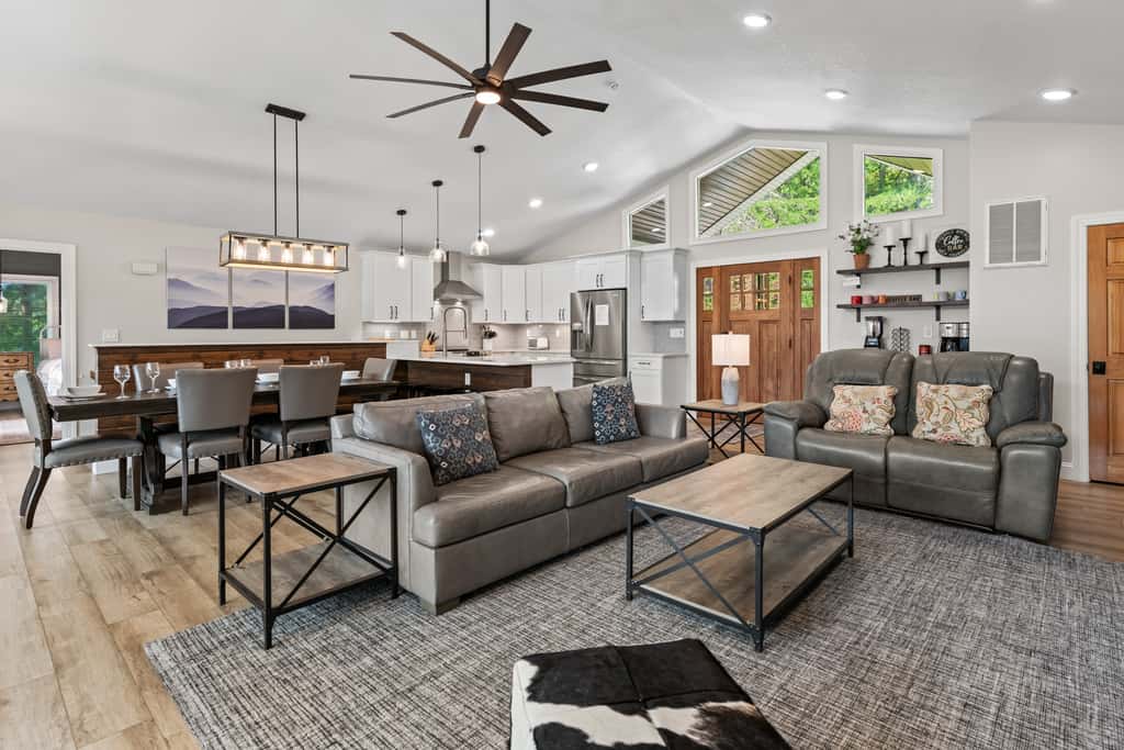 Lakefront Escape, Sleep 12, Dock, Hot Tub, Pool, Grill