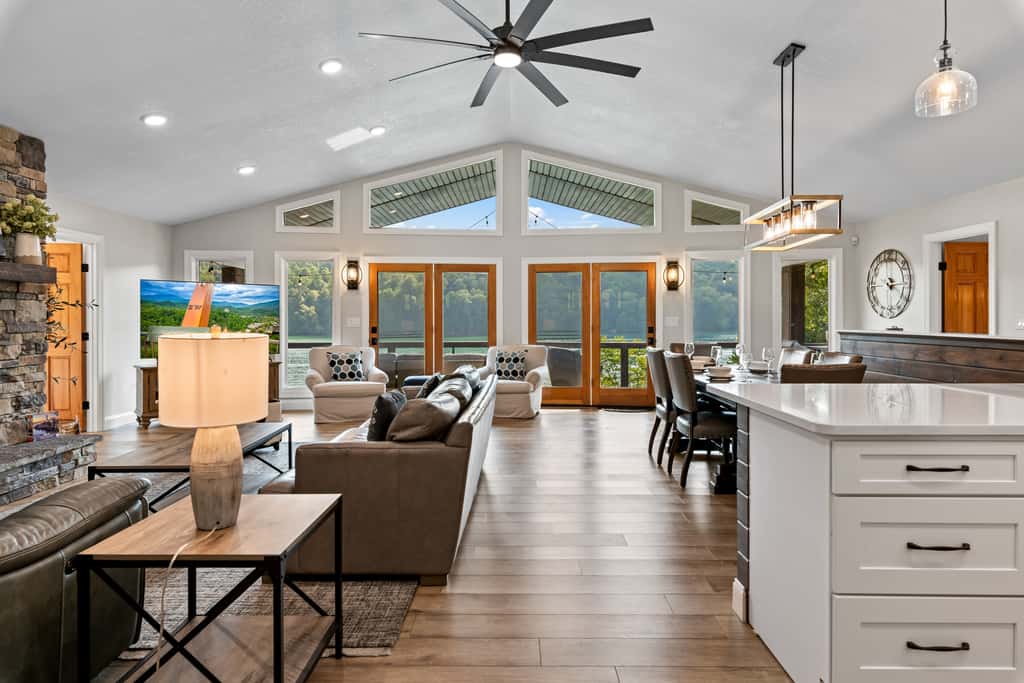 Lakefront Escape, Sleep 12, Dock, Hot Tub, Pool, Grill