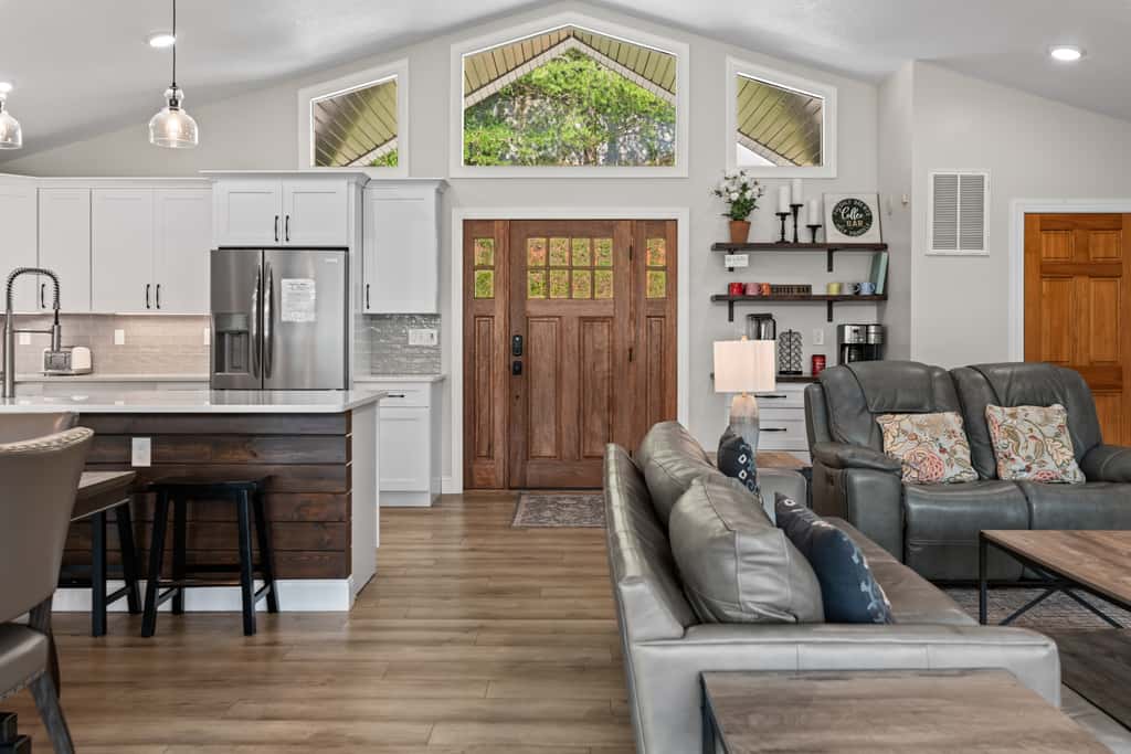 Lakefront Escape, Sleep 12, Dock, Hot Tub, Pool, Grill