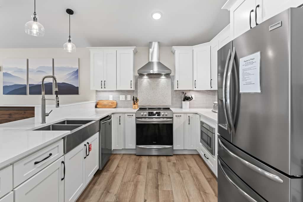 Lakefront Escape, Sleep 12, Dock, Hot Tub, Pool, Grill