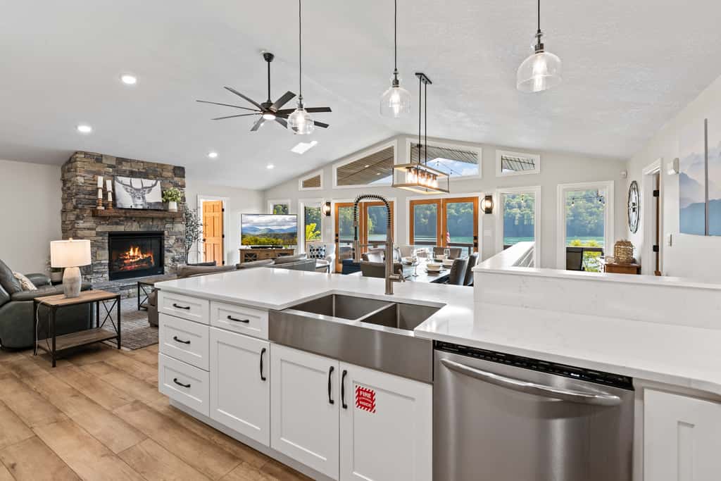 Lakefront Escape, Sleep 12, Dock, Hot Tub, Pool, Grill