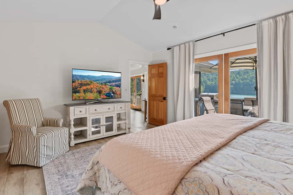 Lakefront Escape, Sleep 12, Dock, Hot Tub, Pool, Grill