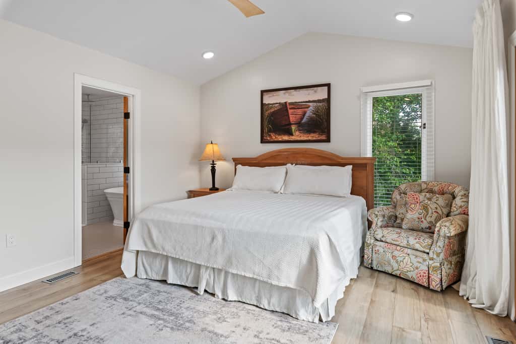 Lakefront Escape, Sleep 12, Dock, Hot Tub, Pool, Grill
