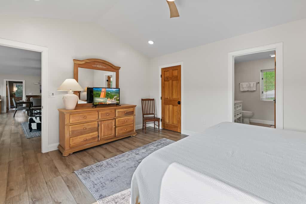 Lakefront Escape, Sleep 12, Dock, Hot Tub, Pool, Grill