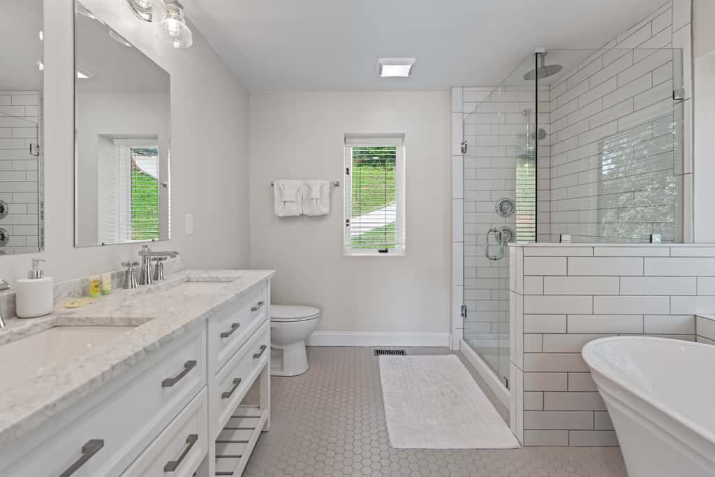 Lakefront Escape, Sleep 12, Dock, Hot Tub, Pool, Grill