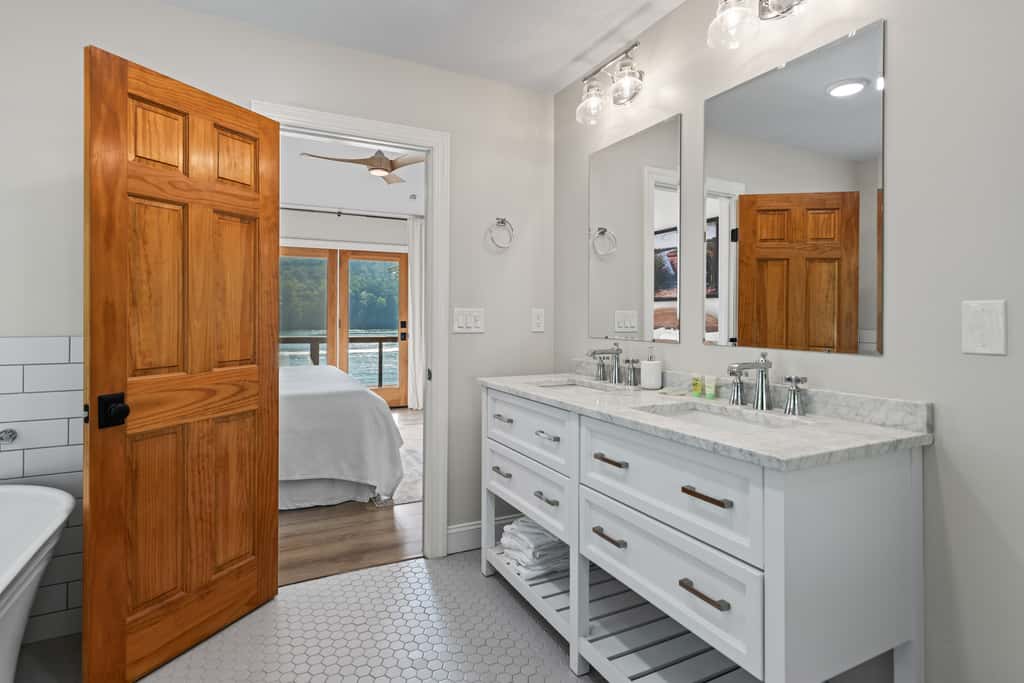 Lakefront Escape, Sleep 12, Dock, Hot Tub, Pool, Grill