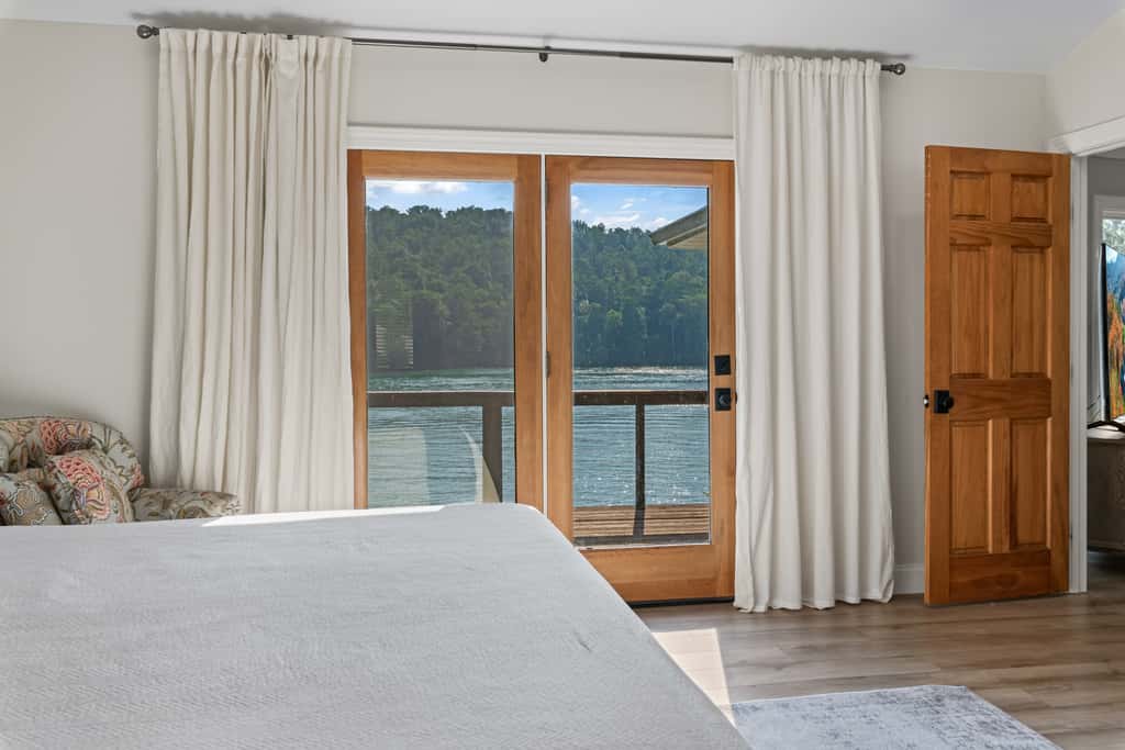 Lakefront Escape, Sleep 12, Dock, Hot Tub, Pool, Grill