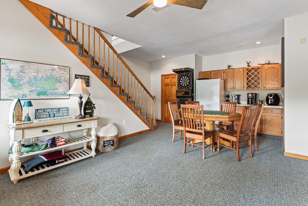Lakefront Escape, Sleep 12, Dock, Hot Tub, Pool, Grill