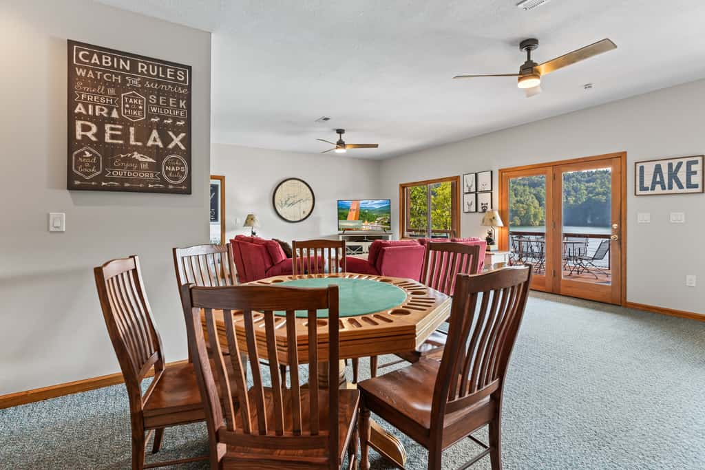 Lakefront Escape, Sleep 12, Dock, Hot Tub, Pool, Grill