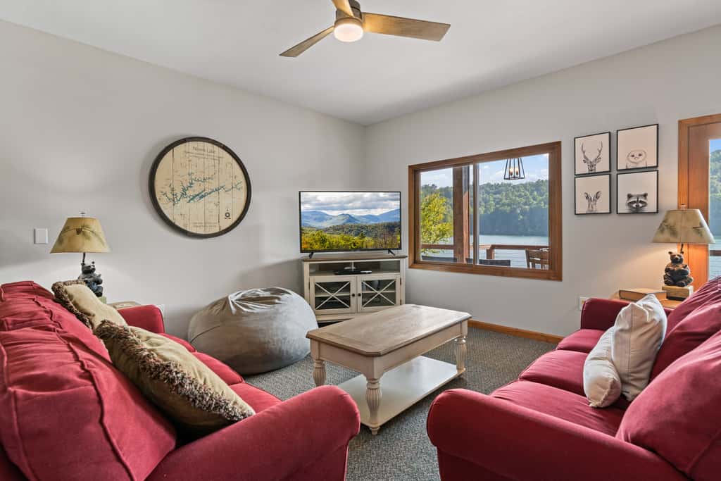 Lakefront Escape, Sleep 12, Dock, Hot Tub, Pool, Grill