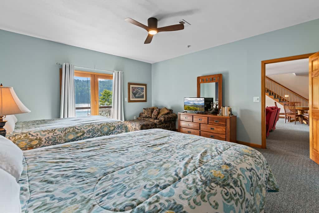 Lakefront Escape, Sleep 12, Dock, Hot Tub, Pool, Grill