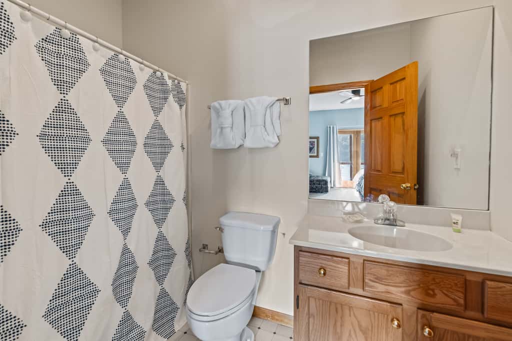 Lakefront Escape, Sleep 12, Dock, Hot Tub, Pool, Grill