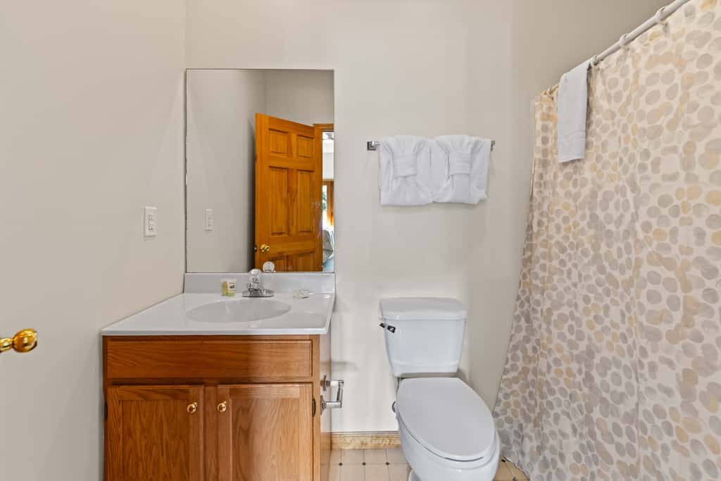 Lakefront Escape, Sleep 12, Dock, Hot Tub, Pool, Grill