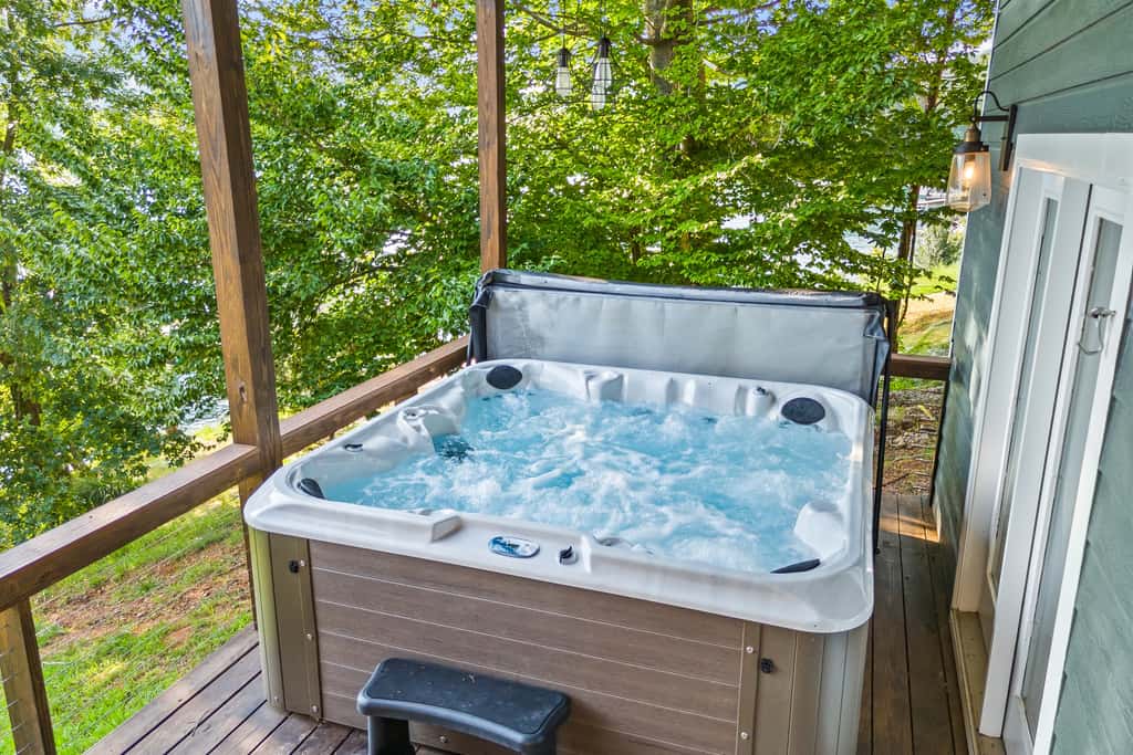 Lakefront Escape, Sleep 12, Dock, Hot Tub, Pool, Grill