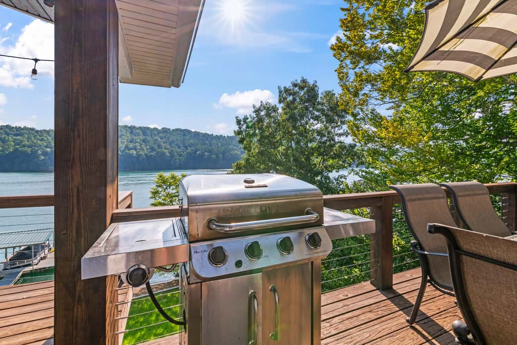 Lakefront Escape, Sleep 12, Dock, Hot Tub, Pool, Grill